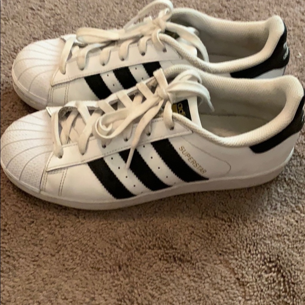 Adidas Superstar tennis shoes